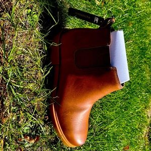 New in box sorel emelie ii Chelsea waterproof leather boots